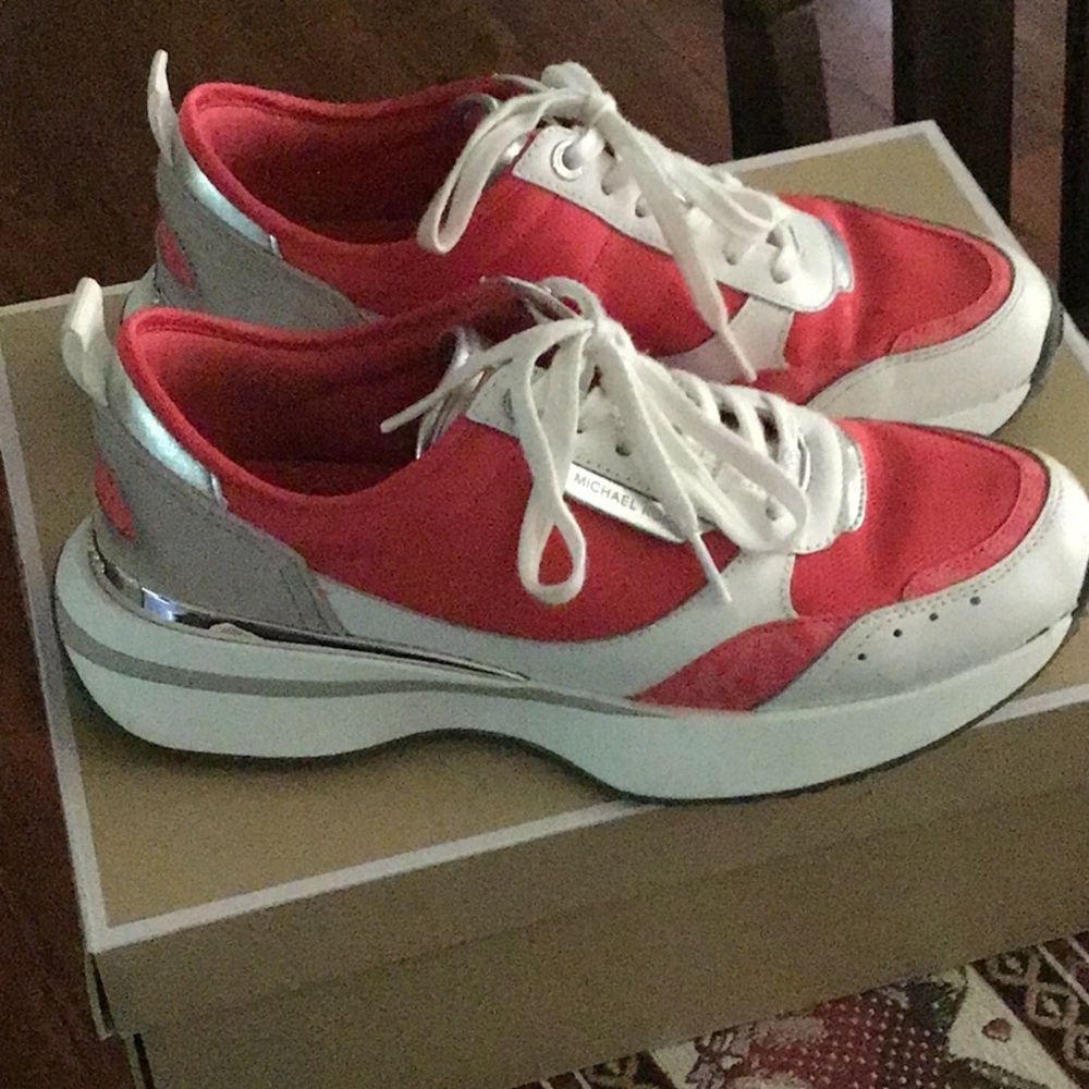 Micheal Kors Flynn Trainer lace up sneaker color Geran multi size 7.5